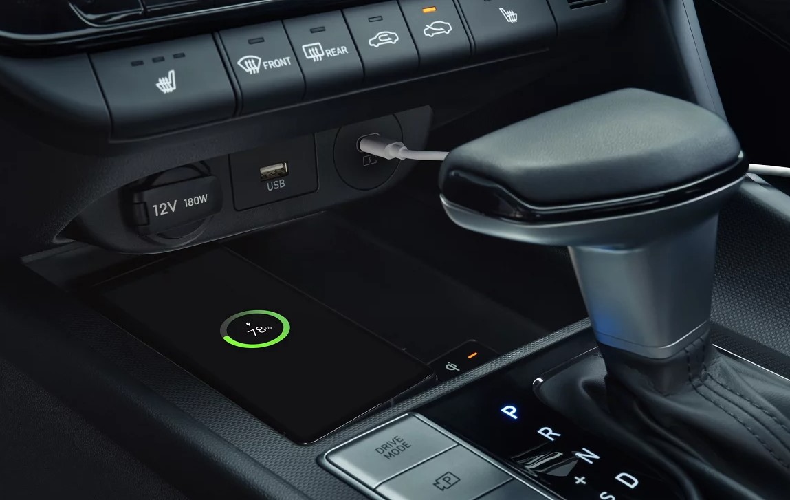 What Technology Features come in the 2025 Hyundai Elantra